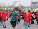 На Плотинке в Екатеринбурге 80 участников молодежного движения «Фолк-молодость» 22 марта 2015 года танцевали кадриль и водили хороводы
