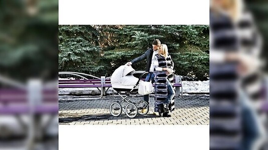 Главная картинка новости: Элина Камирен и Александр Задойнов вернулись на «Дом-2» вместе с дочкой – апрель 2015 года