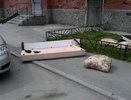 В Екатеринбурге на автомобилиста с неба упал диван - 8 мая 2015 года