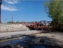 В Каменске-Уральском на дорогу обрушился кран и проломил бетонную ограду - 13 мая 2015 года