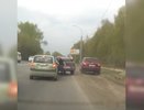 В Екатеринбурге таксист прямо на дороге проткнул колесо другой машине - фото и видео 15 мая 2015 года