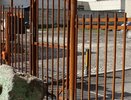 Жители двух домов в Екатеринбурге воюют друг с другом заваливая выезды бетонными блоками - май фото и видео 2015 года