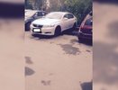 В Екатеринбурге в Пионерском поселке с дорогой иномарки сняли колеса и лючок бензобака - фото май 2015 года