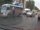 В Екатеринбурге поймали хулиганов, которые битой разгромили стекла маршрутки - 21 мая 2015 года