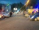 В центре Екатеринбурга в результате ДТП перевернулся автомобиль с четырьмя девушками - фото 23 мая 2015 года
