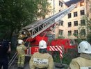 Заброшенная больница в Зеленой роще Екатеринбурга снова горит: десятки человек снимают на мобильники работу пожарных - 27 мая 2015 года