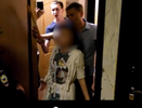 В Екатеринбурге компания молодых людей вышвыривала микроволновки из окна и подралась с полицейскими видео - 3 июня 2015 года