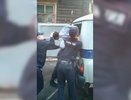 В Екатеринбурге на улице Онежской трое сотрудников полиции задержали 17-летнего подростка - фото и видео 9 июня 2015 года