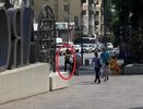 В Екатеринбурге на улице Малышева на тротуаре велосипедистка сбила маленькую девочку, наорала на ее бабушку и скрылась