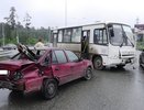 В Екатеринбурге на перекрестке Светлореченской и Объездной столкнулись автобус 64-го маршрута и «Деу Нексия» - фото - 2 июля 2015