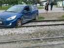 Вылетел на рельсы и застрял: в Екатеринбурге на Сыромолотова иномарка перегородила дорогу трамваям
