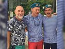 На второй день свадьбы Дмитрия Пескова и Татьяны Навки гости надели тельняшки и голубые береты 2 августа 2015 года – фото