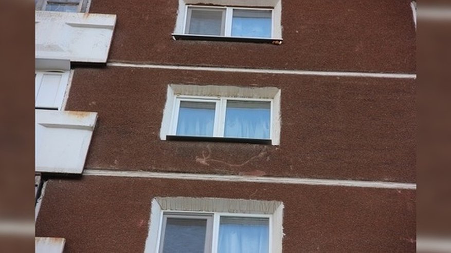 Главная картинка новости: В Екатеринбурге на Вторчермете из окна восьмого этаже по улице Селькоровская выпал четырехлетний мальчик: ребенок оперся на москитную сетку - фото 22 апреля 2015 года