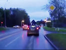 Пьяная компания прокатилась на крыше автомобиля по Екатеринбургу - видео - 26 августа 2015