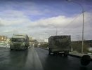 В Екатеринбурге на Селькоровской грузовик потерял два колеса - октябрь 2015 - видео