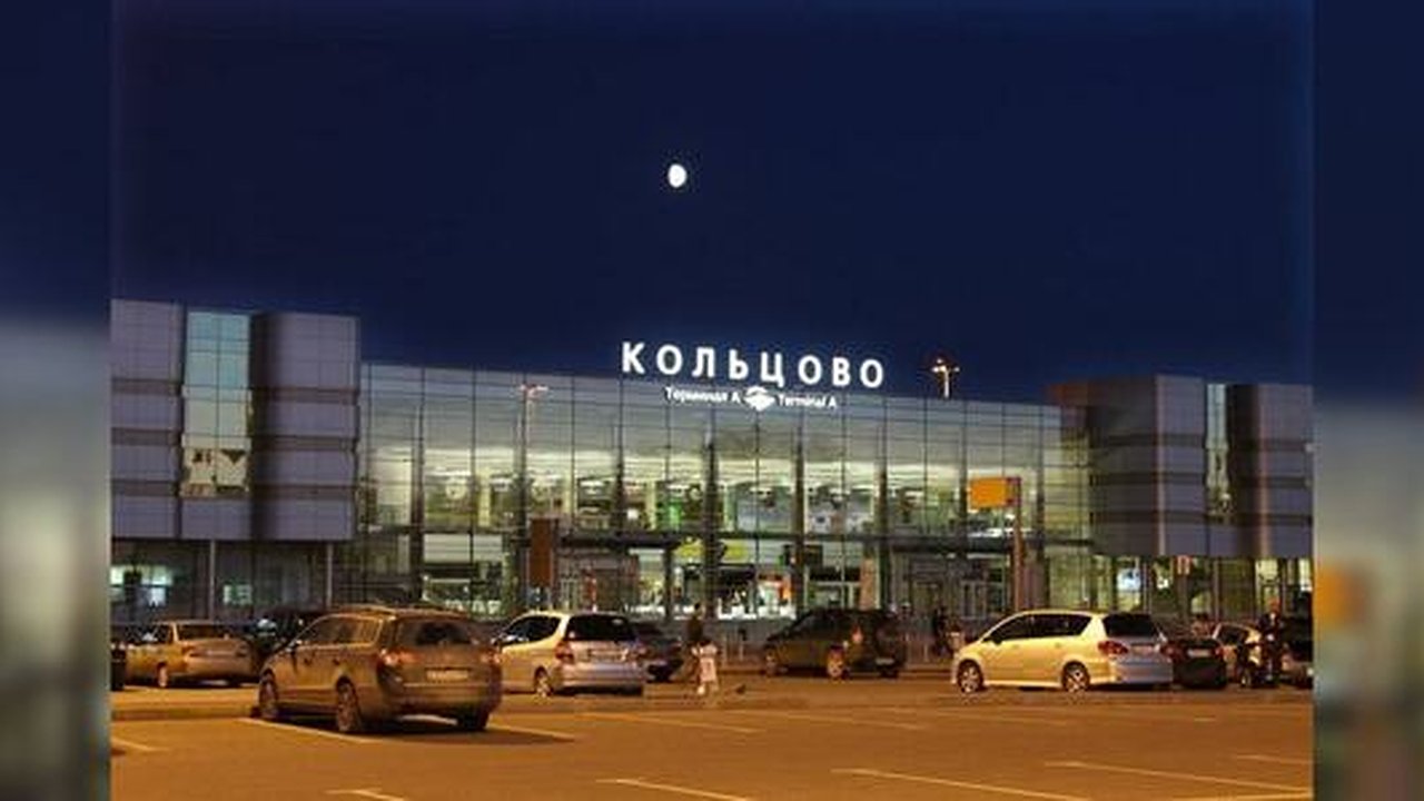 Главная картинка новости: Туристы не смогли вылететь из Екатеринбурга в Египет 7 ноября из-за запрета на полеты