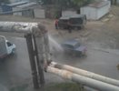 В Астрахани автомобилисты мыли свои автомобили из прорвавшейся трубы - видео ноябрь 2015 года
