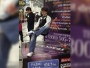 В торговом центре Екатеринбурга «волшебник» левитирует на глазах у посетителей. В чем секрет хитрого трюка?