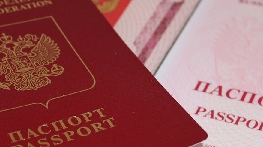 Главная картинка новости: Россияне получили право иметь два загранпаспорта: что нужно для получения, кто, как и где можно получить второй паспорт