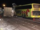 В Эстонии на скользкой трассе фура врезалась в автобус с россиянами: один человек погиб, более десяти пассажиров ранены