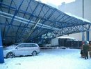 В Норильске крыша парковки упала на автомобили