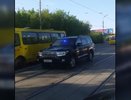 «Это что за ферзь такой?» Черный внедорожник с мигалками объехал пробку по трамвайным путям - 31 мая