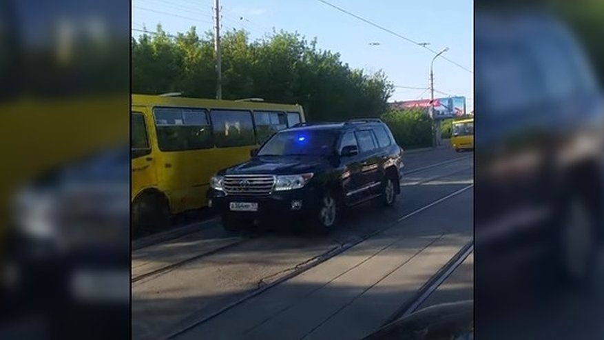 Главная картинка новости: «Это что за ферзь такой?» Черный внедорожник с мигалками объехал пробку по трамвайным путям - 31 мая