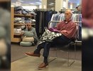Фото мужчин, которые ждут своих жен в магазинах, собирают в Инстаграм