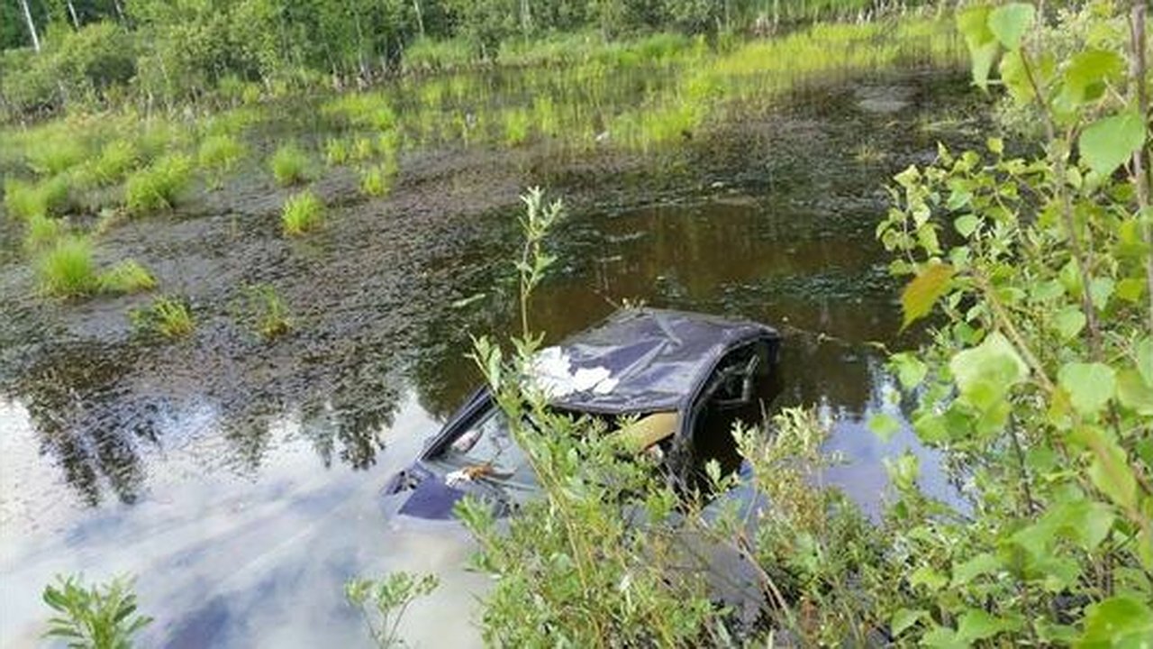 Главная картинка новости: На «трассе смерти» Екатеринбург — Нижний Тагил — Серов столкнулись два автомобиля и улетели в болото, водитель пассажир погибли