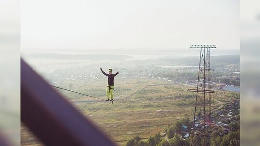 Главная картинка новости: Хайлайнер Максим Кагин из Екатеринбурга прошел между двумя вышками на высоте 120 метров - 10 августа 2016 года