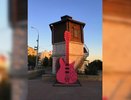 Beatles пришли в центре Екатеринбурга: около водонапорной башни установили ярко-розовую пятиметровую гитару