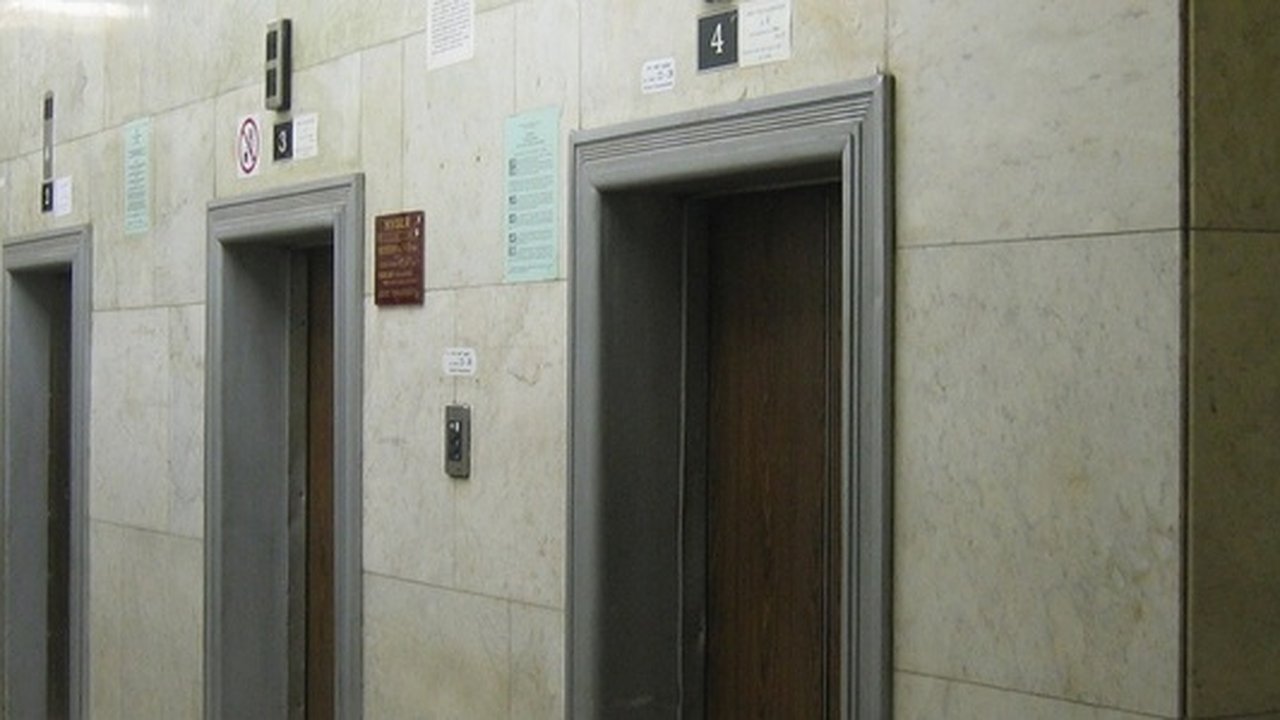 Главная картинка новости: Из екатеринбургской многоэтажки украли лифт