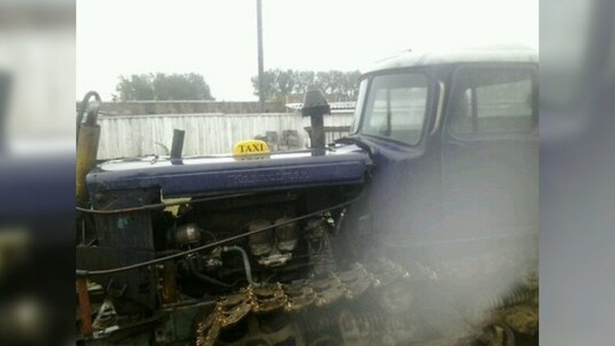 Главная картинка новости: В Ивделе появился трактор-такси - сентябрь 2016 года