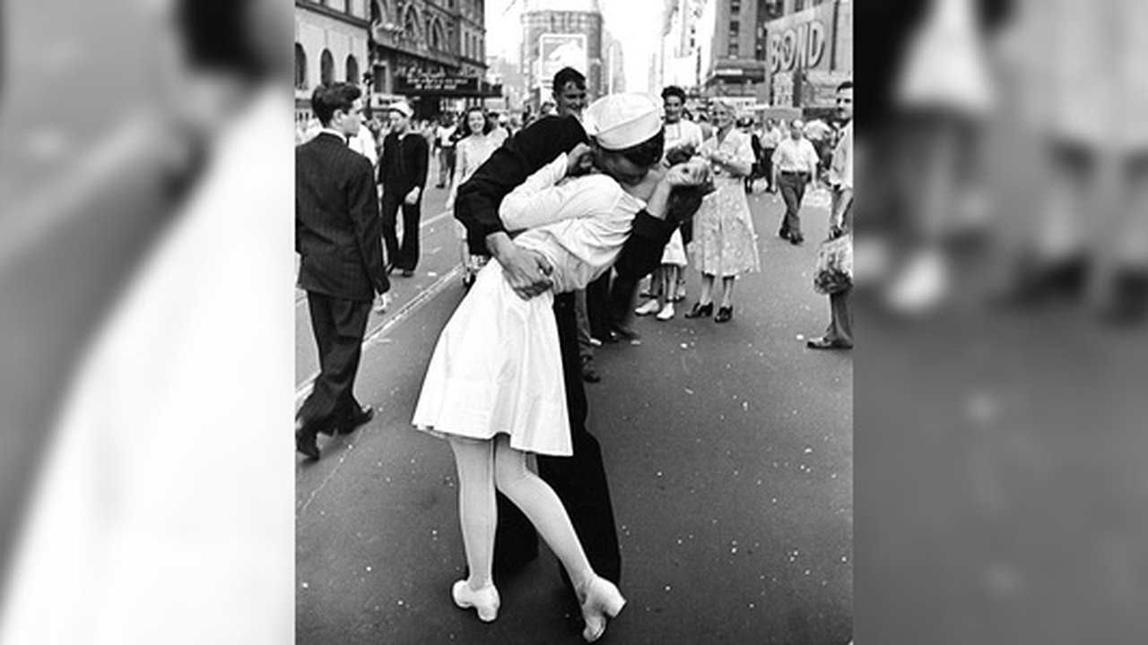Главная картинка новости: Умерла героиня знаменитой фотографии «Поцелуй на Таймс-сквер» Грета Фридман