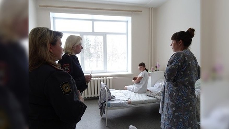 Главная картинка новости: На Урале в Серове органы опеки грозятся не отдать новорожденного ребенка из больницы гражданке Украины