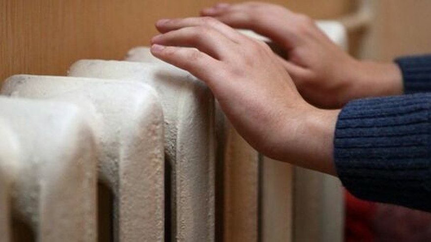 Главная картинка новости: График подачи тепла в батареи Екатеринбурга немного изменился. Жителей просят еще немного подождать