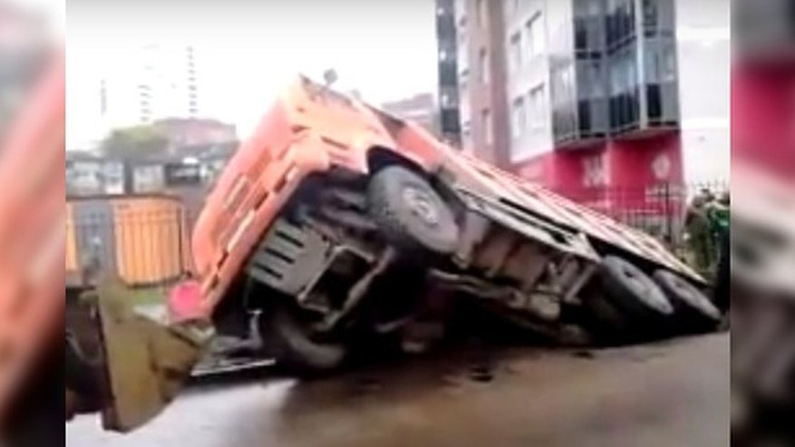 Главная картинка новости: В Екатеринбурге на Машинной 22 сентября под асфальт провалился груженый КАМАЗ - видео