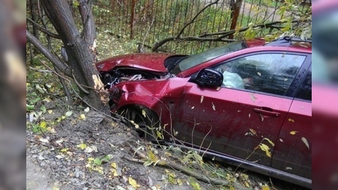 Главная картинка новости: Под Екатеринбургом у Владимирского кладбища 22 сентября насмерть разбился водитель Subaru Impreza