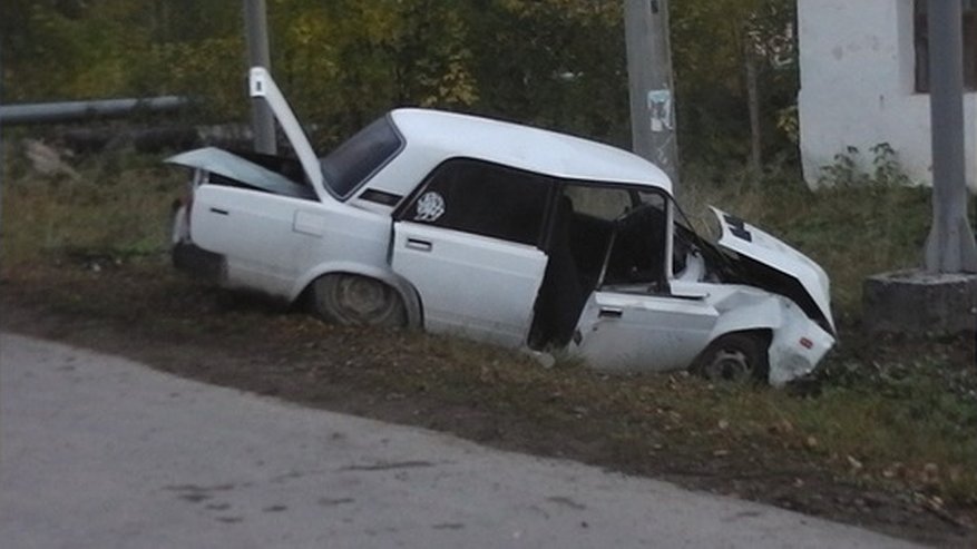 Главная картинка новости: Под Кировградом 21-летний парень на «семерке» влетал в железобетонную опору и сломал ногу