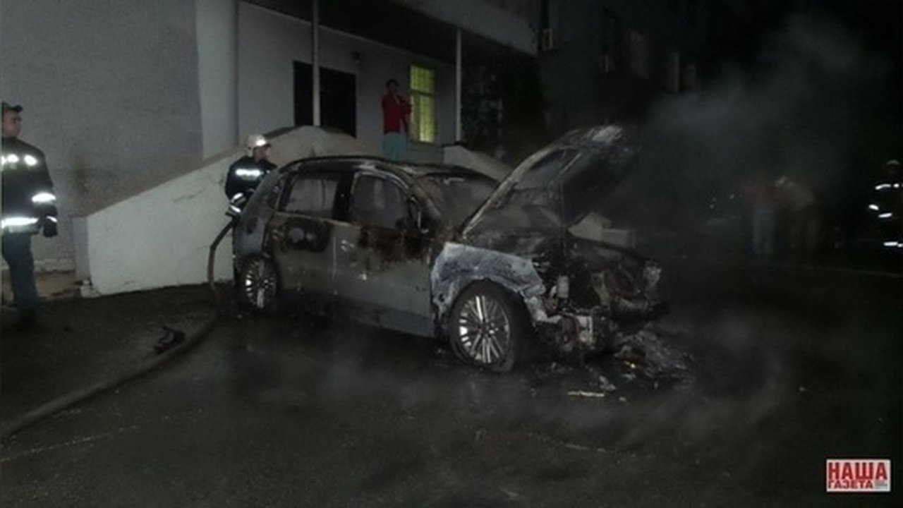 Главная картинка новости: У врачей больницы, где скончался участник стрельбы в Цыганском поселке Екатеринбурга, сожгли машины