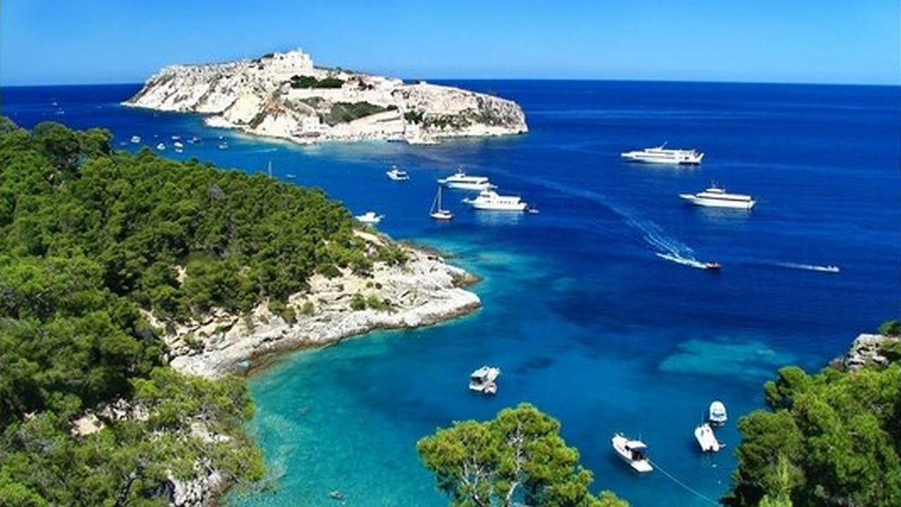 Главная картинка новости: Не ждите горящих путевок: туроператоры Екатеринбурга советуют, когда покупать путевки на зимние праздники