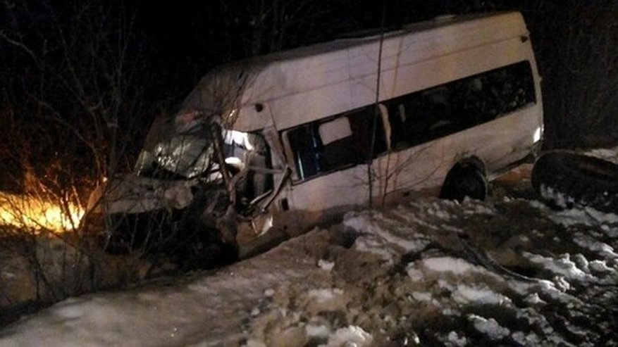 Главная картинка новости: Семь человек пострадали в столкновении маршрутки и грейдера на свердловской трассе фото - 27 ноября