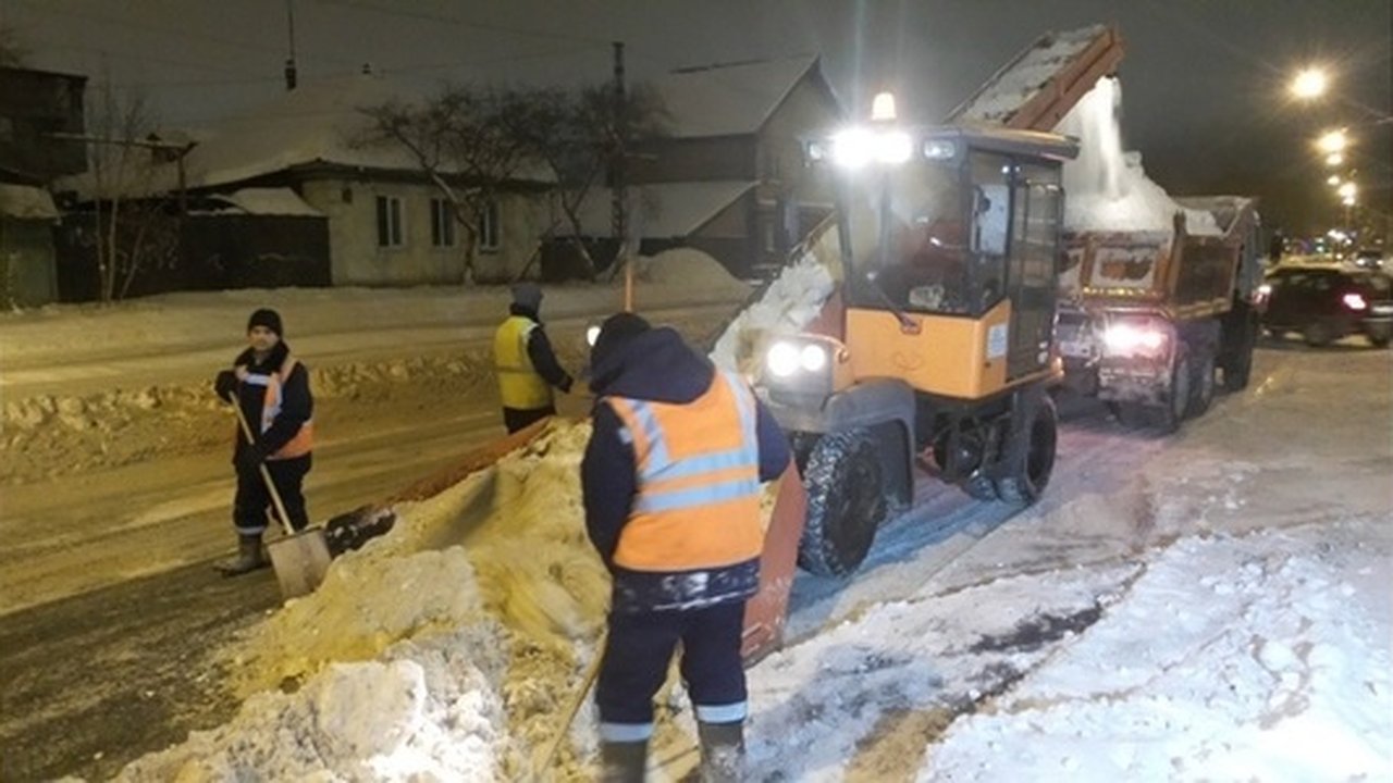 Главная картинка новости: В Екатеринбурге коммунальщики почистили Окружную в тот же день, когда ГИБДД перекрыла по ней проезд