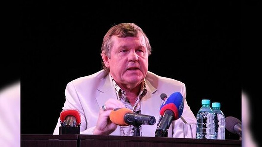 Главная картинка новости: Александр Новиков пообещал достроить «Бухту Квинс» и вернуть пайщикам деньги