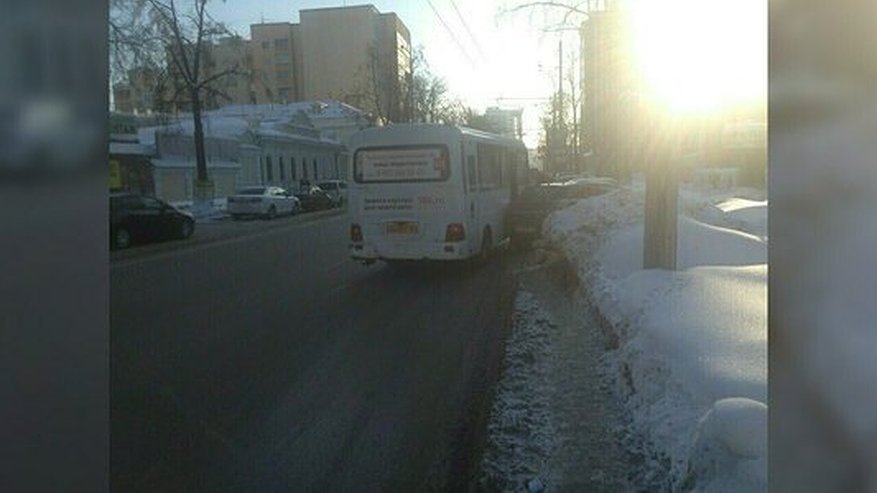 Главная картинка новости: В Екатеринбурге на улице Розы Люксембург пассажирская маршрутка врезалась в иномарку - фото