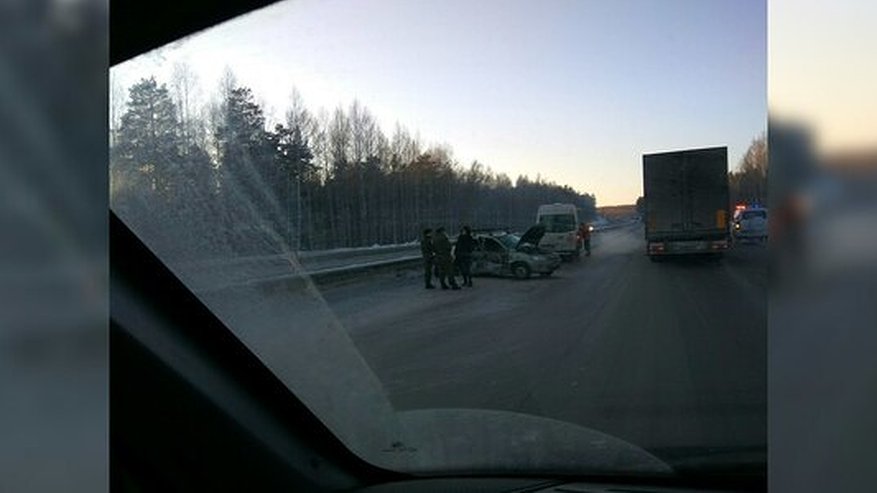 Главная картинка новости: На трассе Пермь - Екатеринбург в столкновении Лады и трактора погиб человек фото - 19 января 2017