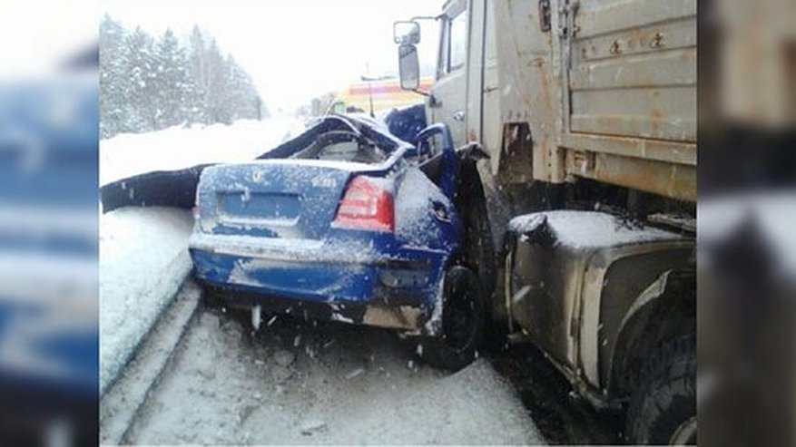 Главная картинка новости: Под Екатеринбургом двое на «Шкоде» скончались в результате лобового столкновения с КАМАЗом – фото