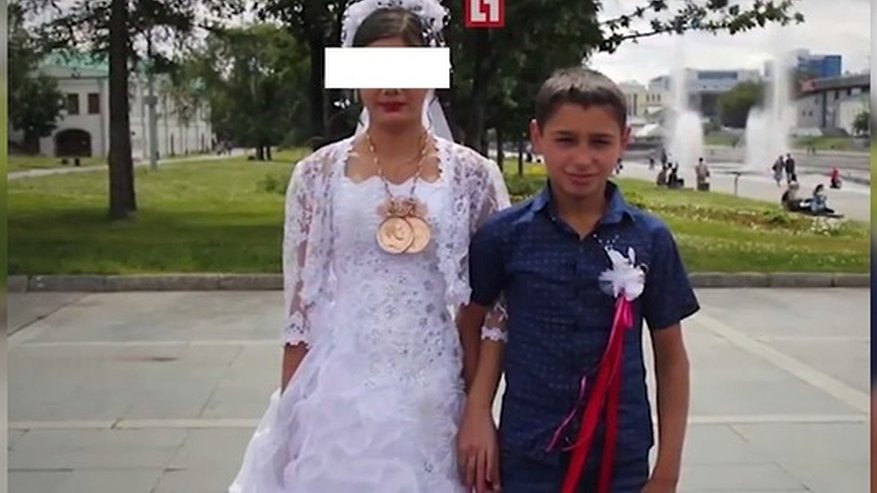 Главная картинка новости: В Екатеринбурге над 12-летней беременной цыганкой тетя и свекор оформляют опекунство, чтобы забрать ее домой