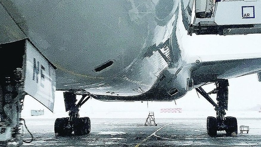 Главная картинка новости: В аэропорту Екатеринбурга задержали самолет до Москвы из-за примерзшей двери