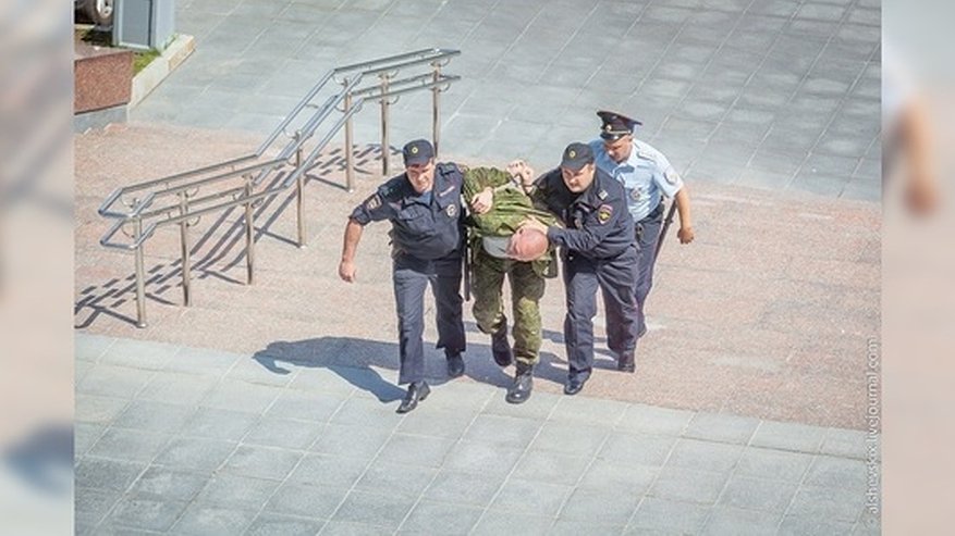 Главная картинка новости: Адвокаты уральского Робин Гуда, разбившего машины у Заксобрания, пишут жалобу в Европейский суд по правам человека